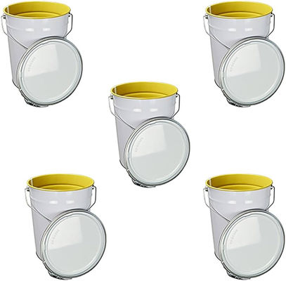Un seau métallique de 25 litres, intérieur laqué