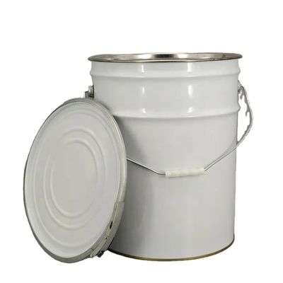 Un seau de peinture de 5 gallons en métal blanc avec un couvercle de verrouillage à levier