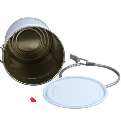 Un seau de peinture de 5 gallons en métal blanc avec un couvercle de verrouillage à levier