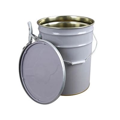Un seau de peinture de 5 gallons en métal blanc avec un couvercle de verrouillage à levier