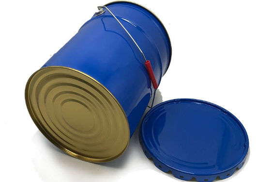 Un seau de solvant en étain avec un couvercle de bord de fleur UN nommé 5 gallons