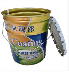 Un seau résistant aux produits chimiques de 5 gallons avec un couvercle encastré