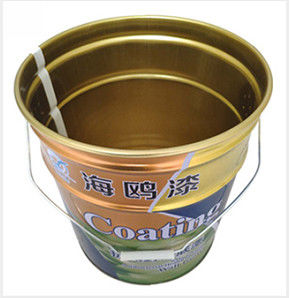 Un seau résistant aux produits chimiques de 5 gallons avec un couvercle encastré