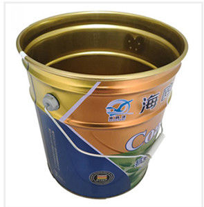 Un seau résistant aux produits chimiques de 5 gallons avec un couvercle encastré