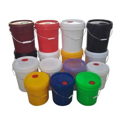 Un seau en plastique de 5 gallons avec un bouchon de tuyau en plastique pour le lubrifiant à huile
