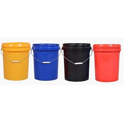 Un seau en plastique de 5 gallons avec un bouchon de tuyau en plastique pour le lubrifiant à huile