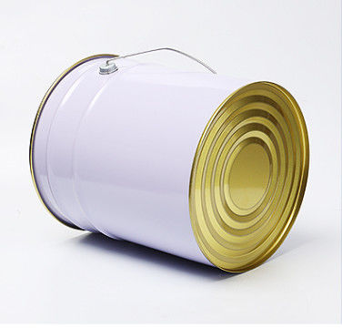 Un seau de peinture métallique en fer blanc de 5 gallons, revêtu d'or