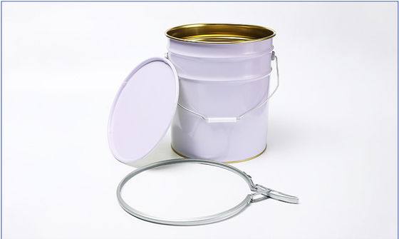 Un seau de peinture métallique en fer blanc de 5 gallons, revêtu d'or