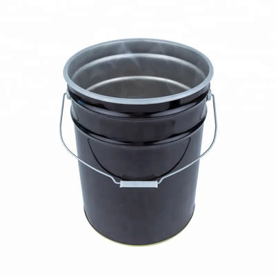 Un seau de peinture en métal noir et un couvercle de 5 gallons avec une doublure en plastique anti-rouille et un couvercle de bord de fleur