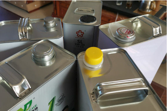 Bouteille d'huile d'étain oblongue de type moteur 4L F avec évier pour huile moteur