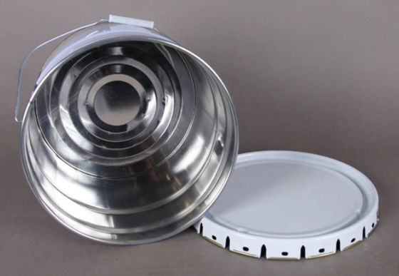 Un seau en acier à tête ouverte de 3 litres de hauteur