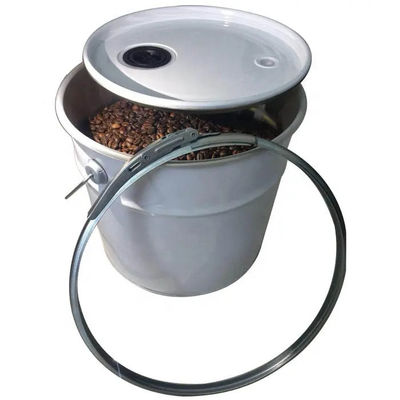 Des seaux métalliques de 5 gallons pour le stockage et le transport des grains de café