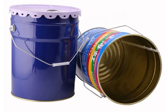 Un seau en acier à tête ouverte en étain rond de 6 gallons avec un couvercle amovible sur le bord de la fleur