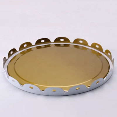 Un seau en acier à tête ouverte en étain rond de 6 gallons avec un couvercle amovible sur le bord de la fleur