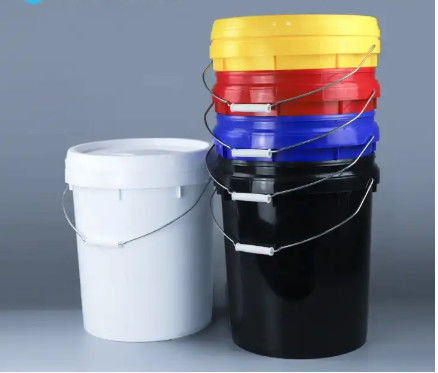 Un seau en plastique de 20 litres avec poignées métalliques et un couvercle de tuyau