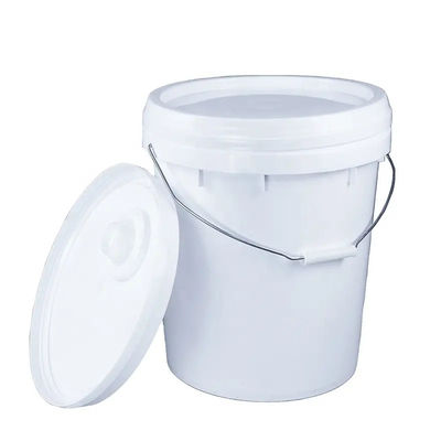 Un seau en plastique de 20 litres avec poignées métalliques et un couvercle de tuyau