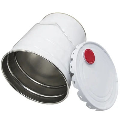 Un seau de peinture en métal blanc de 5 gallons avec un couvercle en plastique rouge