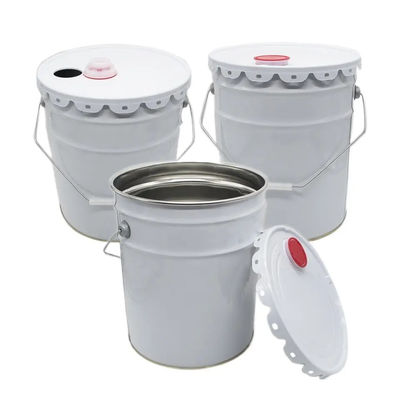 Un seau de peinture en métal blanc de 5 gallons avec un couvercle en plastique rouge