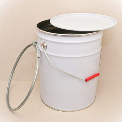 Un seau en acier à tête ouverte, orné, parfait pour transporter des liquides