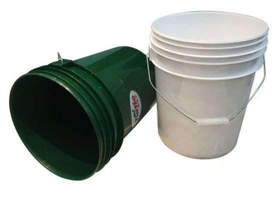 Un seau en plastique de 5 litres avec un couvercle à vis blanc