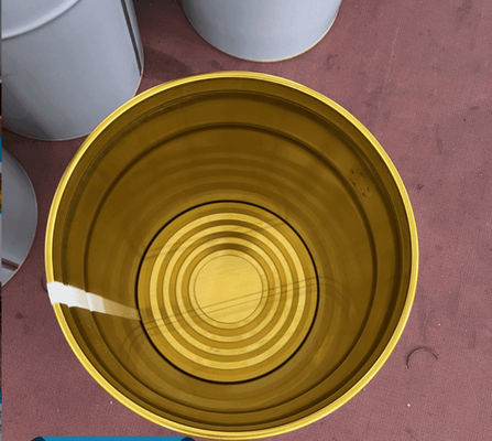 Un seau métallique de 25 litres, intérieur laqué