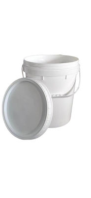 Un seau en plastique de 5 litres avec un couvercle à vis blanc