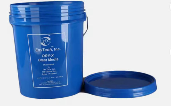 Un seau de peinture en plastique de 5 gallons avec un couvercle simple